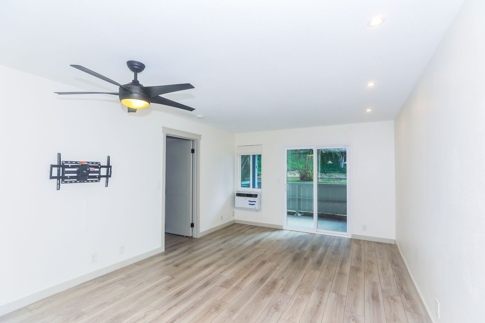 Gardens at Launani Valley. This spacious 3-bedroom, 2-bath townhome on the ground level comes with 2 parking (one covered & one uncovered)