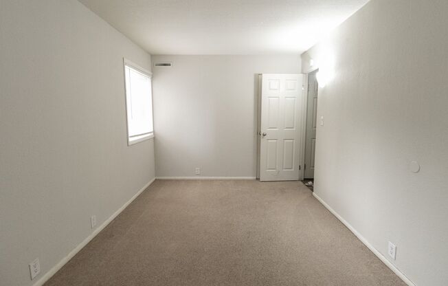 2 beds, 1 bath, 784 sqft, $1,100, Unit 1806 1E