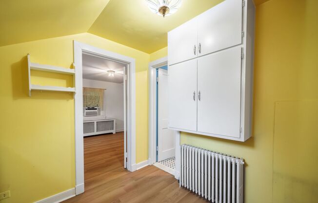 1 bed, 1 bath, $1,100, Unit Carriage House Apt