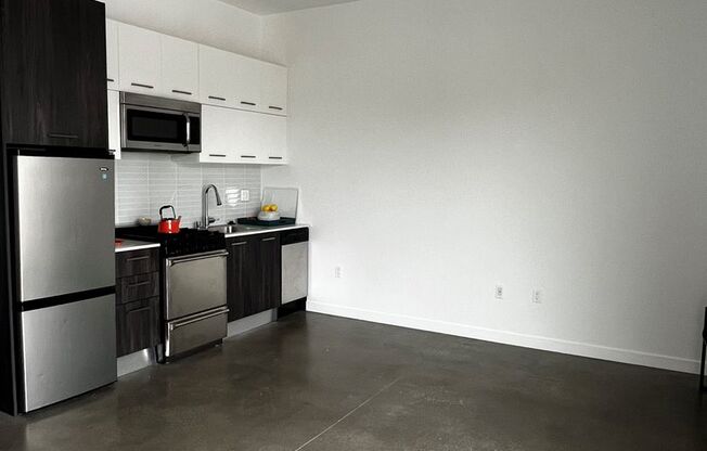 Studio, 1 bath, 350 sqft, $2,345, Unit 422