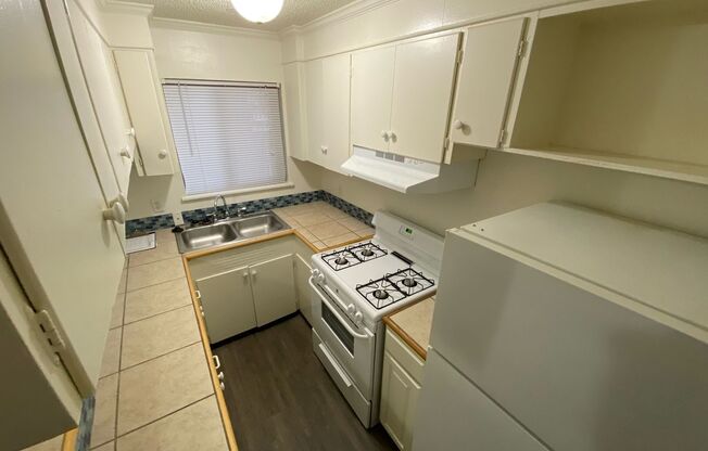 2 beds, 2 baths, 950 sqft, $1,575, Unit PEN-203