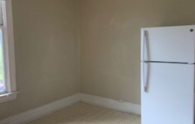 1 bed, 1 bath, $1,200, Unit 1126 Corona St. #2