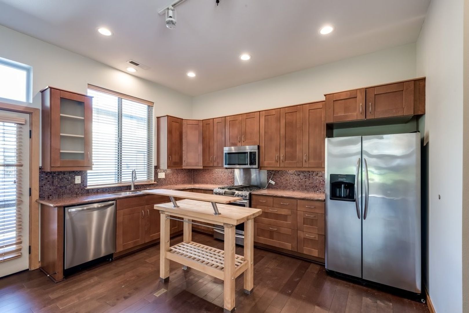 Luxury Three Bedroom Townhome in Johns Landing!