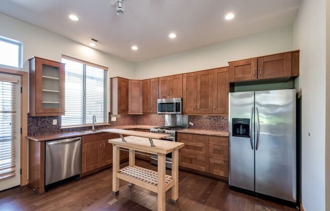 Luxury Three Bedroom Townhome in Johns Landing!
