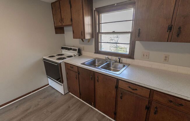 2 beds, 1 bath, $795, Unit 202