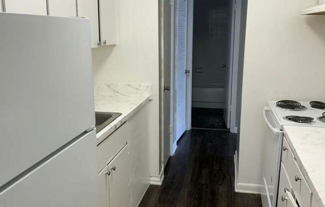 2 beds, 1 bath, $1,000, Unit 20
