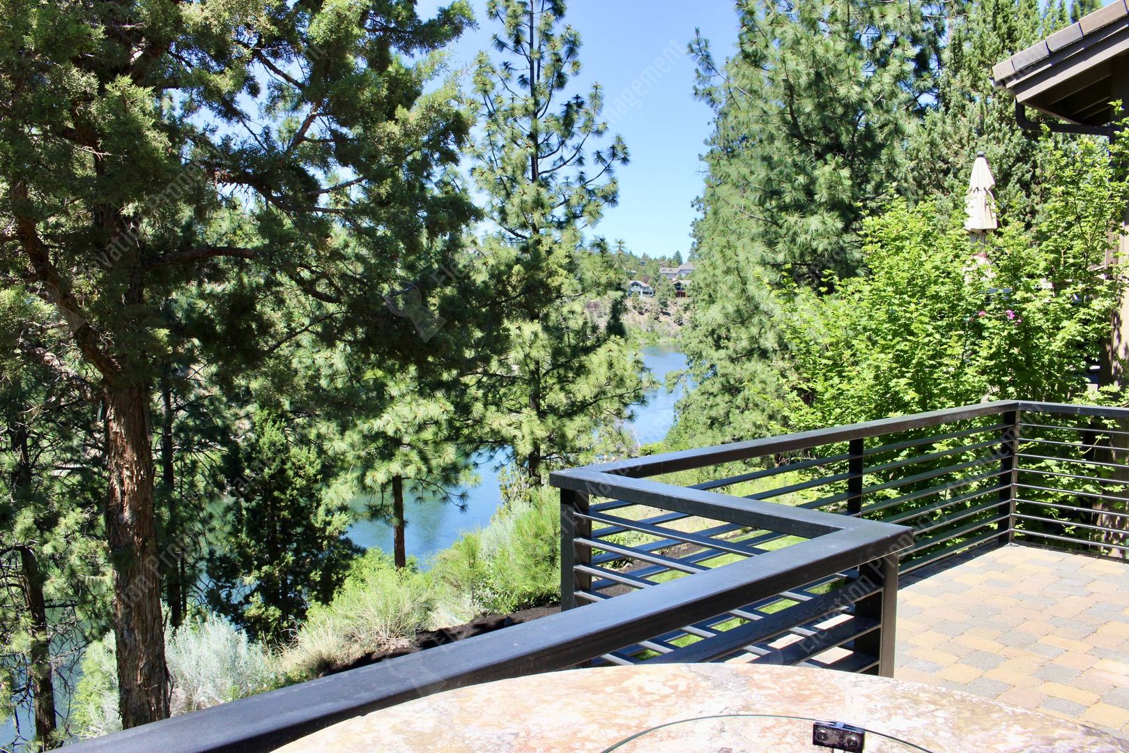 Spacious Luxury Townhome on the Scenic Deschutes River Near Downtown
