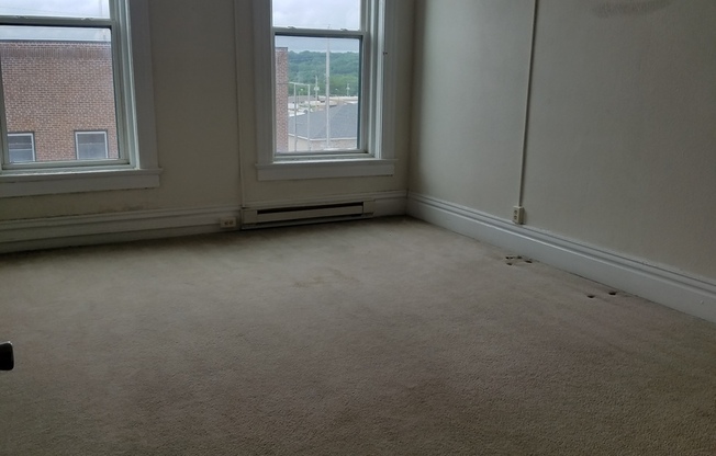 2 beds, 1 bath, $650, Unit 516-3E