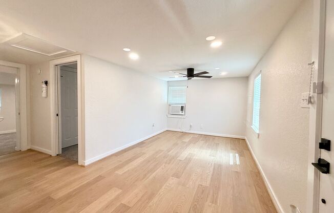 Elegant 2/1 Beach Cottage in Surfside !