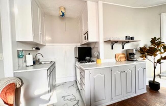 1 bed, 1 bath, $1,095, Unit B2