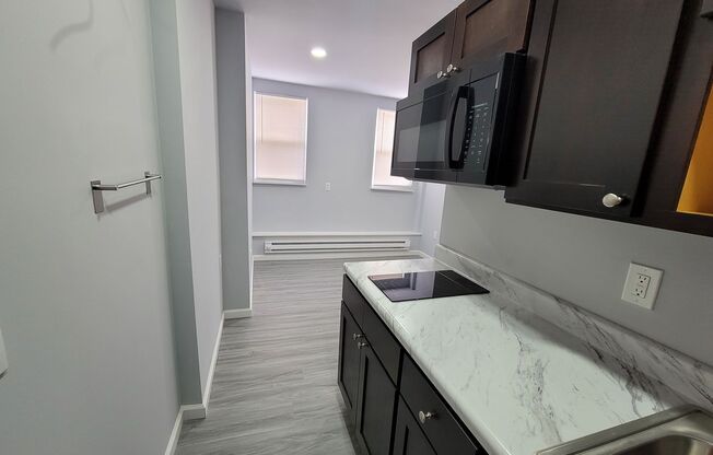 Studio, 1 bath, 350 sqft, $1,000, Unit 427 Unit 1