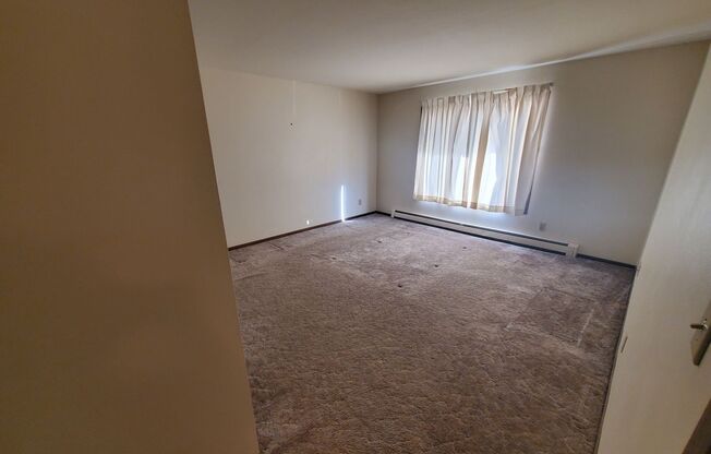 2 beds, 1 bath, $1,125, Unit 33