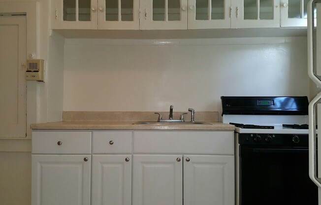 3 beds, 2 baths, 1,300 sqft, $2,300, Unit H1