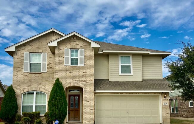 3 BED/2.5 BATH House for lease! Located close to Lackland Air force Base