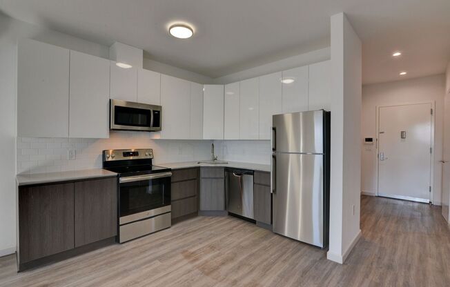 2 beds, 1 bath, $2,400, Unit 4A