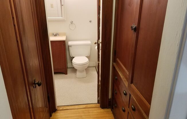 2 beds, 1 bath, 1,100 sqft, $1,275, Unit 17