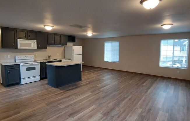 Kent downtown 2nd floor 2-bedroom apartment with 1 car garage!  Available NOW!