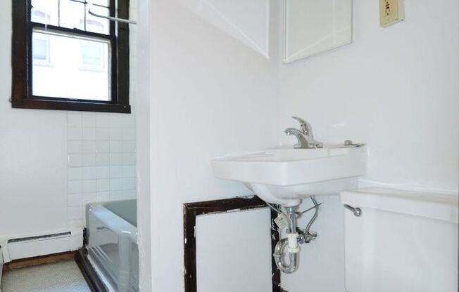 1 bed, 1 bath, 410 sqft, $945, Unit 7 - B