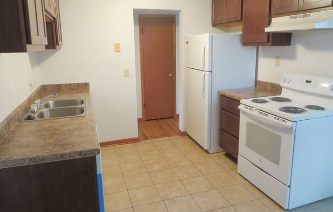 2 beds, 1 bath, 850 sqft, $1,299, Unit 5806-3 Russett