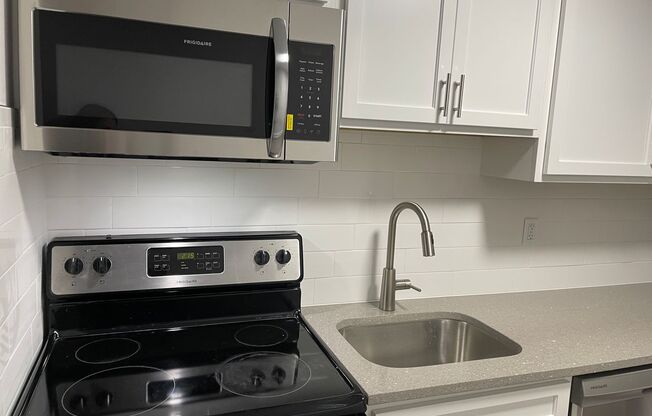 1 bed, 1 bath, 800 sqft, $1,300, Unit 11