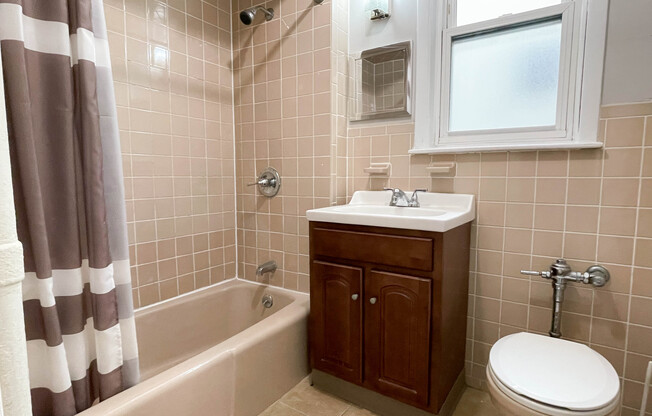 3 beds, 1 bath, $2,975, Unit 2