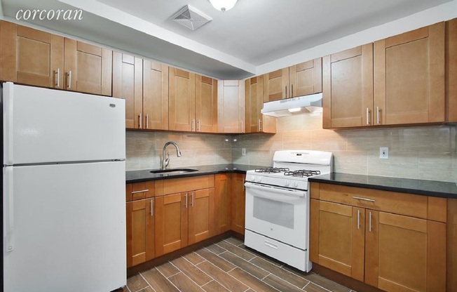 2 beds, 1 bath, $2,600, Unit 1R