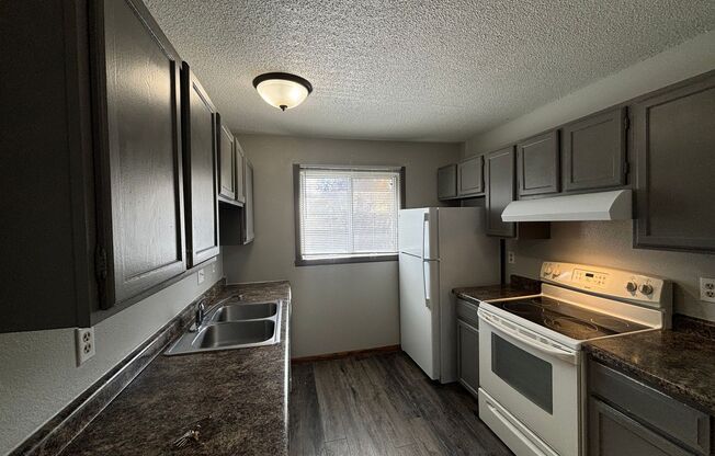 2 beds, 1 bath, $845, Unit 12