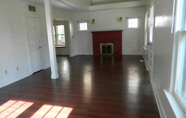 2-Story House, 4Bed/2Bath with Cathedral Ceilings, Washer/Dryer. Pet Friendly