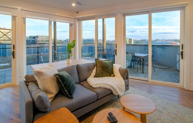 1 bed, 1 bath, 100 sqft, $1,350