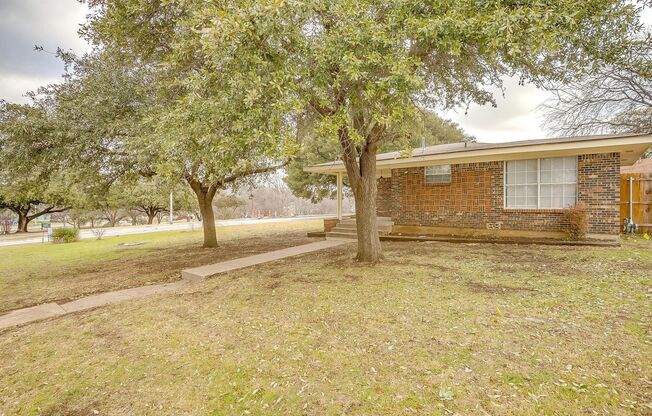 Spacious Updated 3 Bedroom, 2 Bath in heart of South Hills- 76133
