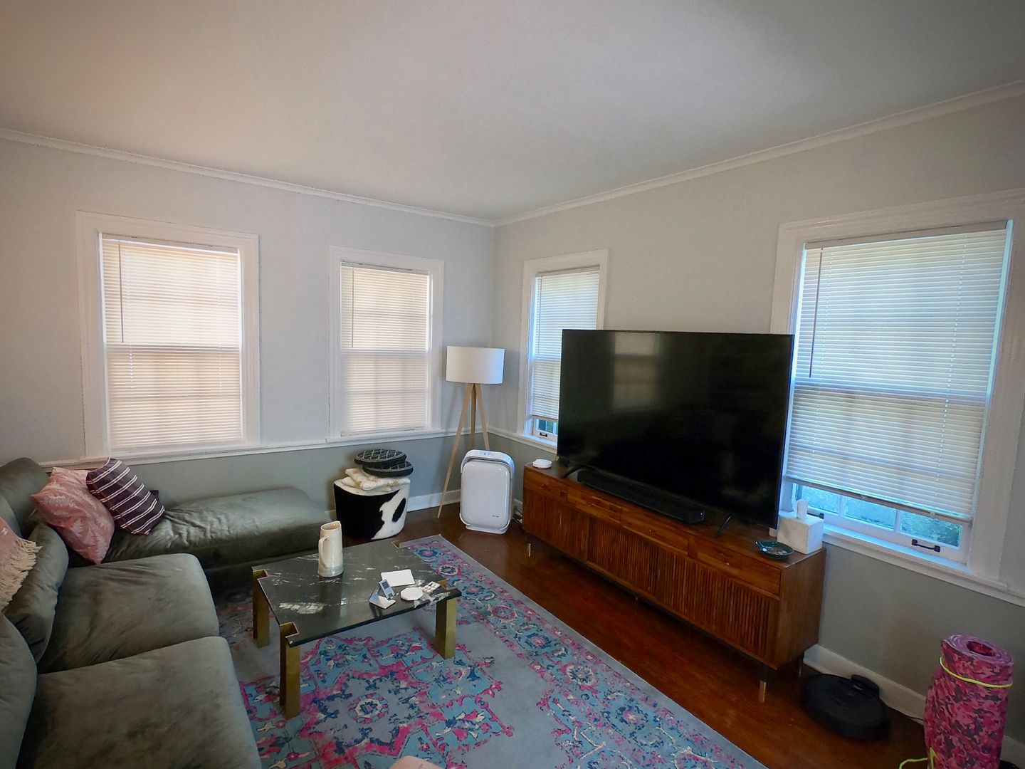 9/1 Beautiful Hidden GEM. 2 Blocks from Walnut. Garage. Fenced Yard.