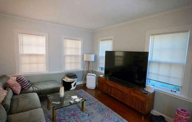 9/1 Beautiful Hidden GEM. 2 Blocks from Walnut. Garage. Fenced Yard.