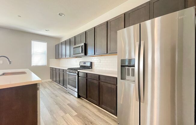 This spectacular 3-bedroom with amazing city veiw! Ready for Immediate move-in!