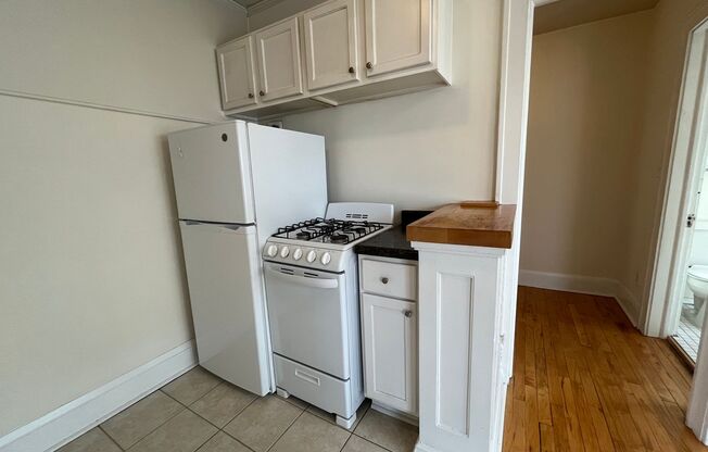 Studio, 1 bath, 450 sqft, $955, Unit 9