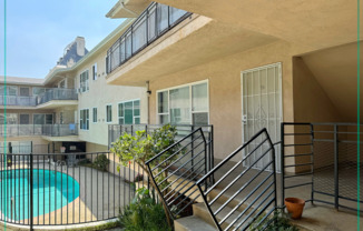 Los Feliz area. Spacious 1-Bedroom / 1-Bath with Griffith Park views