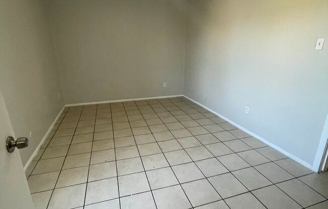 2 beds, 1 bath, 708 sqft, $799, Unit 28