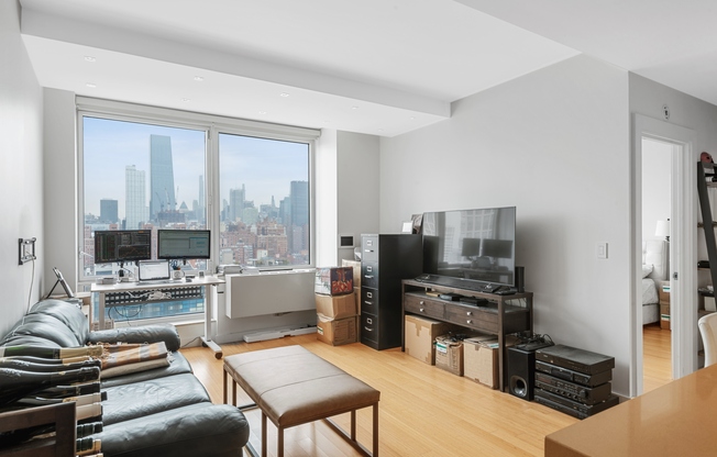 450 W 17 ST