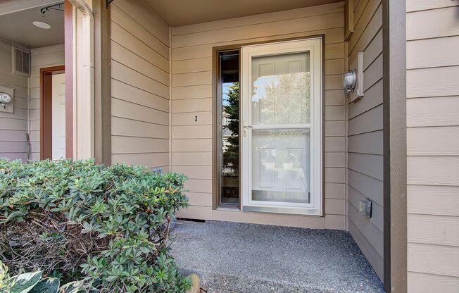 Charming 3 bd 2.5 ba Townhouse - Available Now!