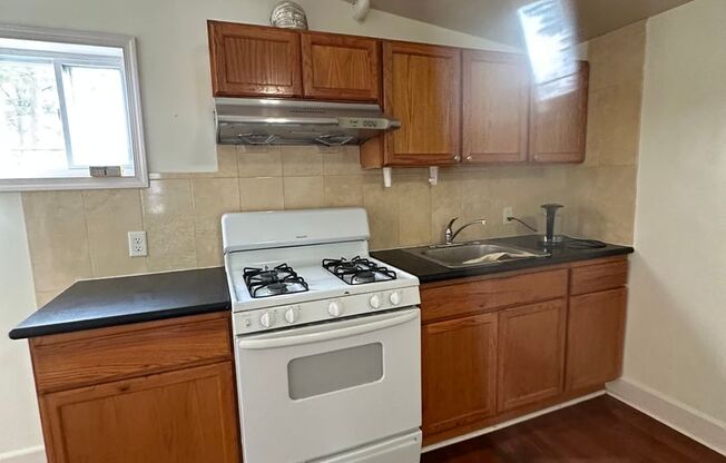 2 beds, 1 bath, $1,150, Unit #B