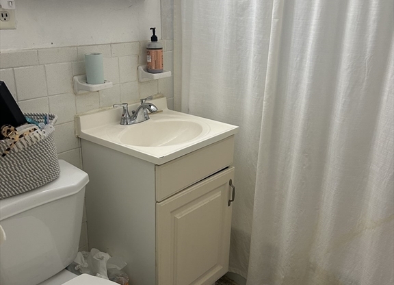 1 bed, 1 bath, $1,850, Unit BF