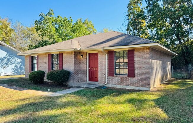 Classic & Cozy 3 Bedroom / 2 Bathroom Home in Montgomery!