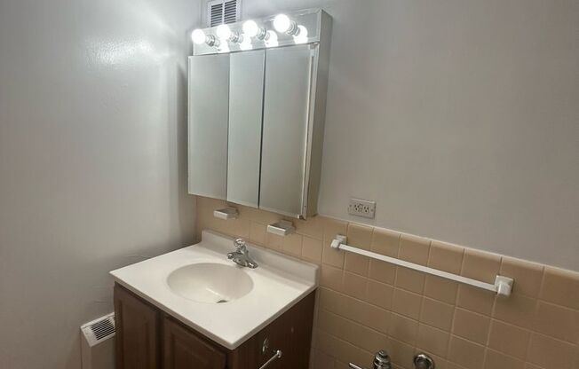 1 bed, 1 bath, 700 sqft, $1,665, Unit 418-0908