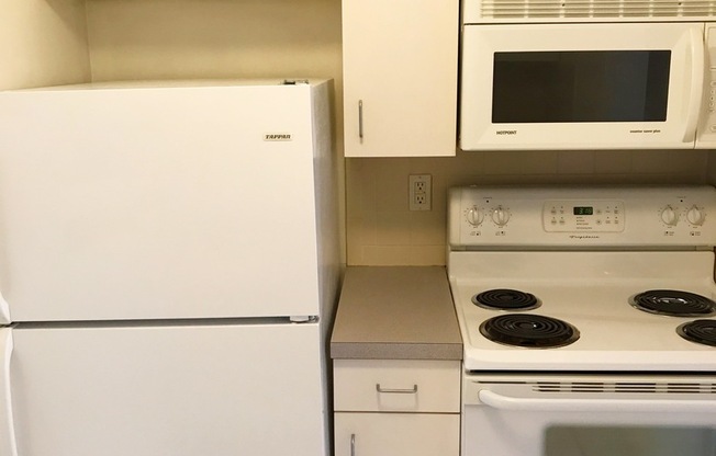 1 Bed 1 Bath, high ceilings, washer/dryer in unit, Off St parking, Roof Deck! Close to T. Central Air & Heat