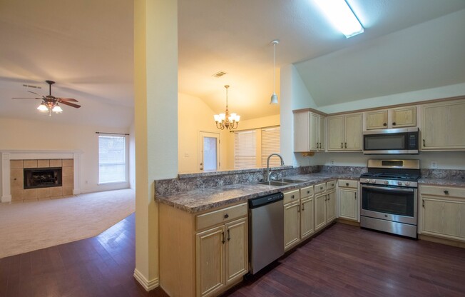 Beautifully-crafted 4/2/2 in great neighborhood close to parks and shops!