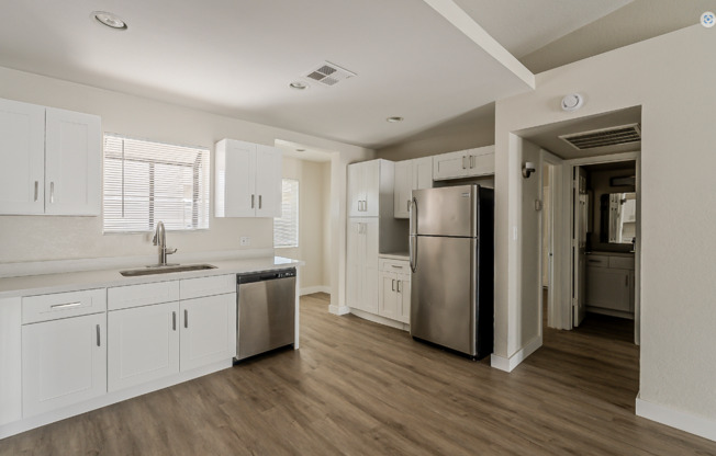 2 bed 2 bath Townhome in Central Phoenix!! Gated and Pool!