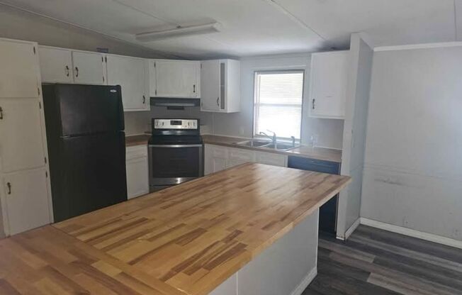 3/2 Mobile Home with fenced yard