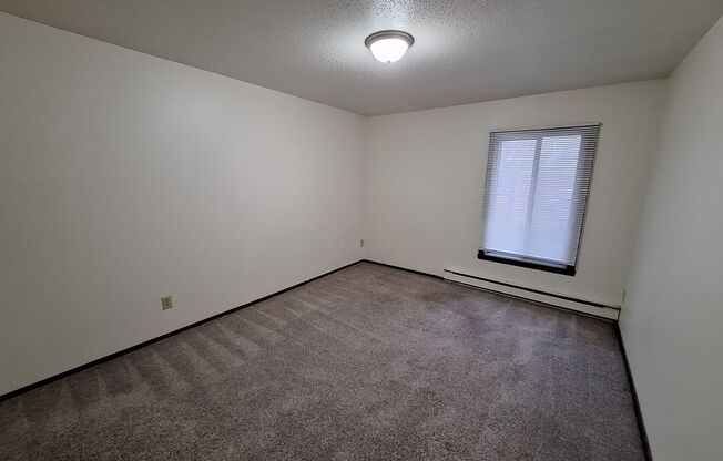 1 bed, 1 bath, 630 sqft, $695, Unit 33