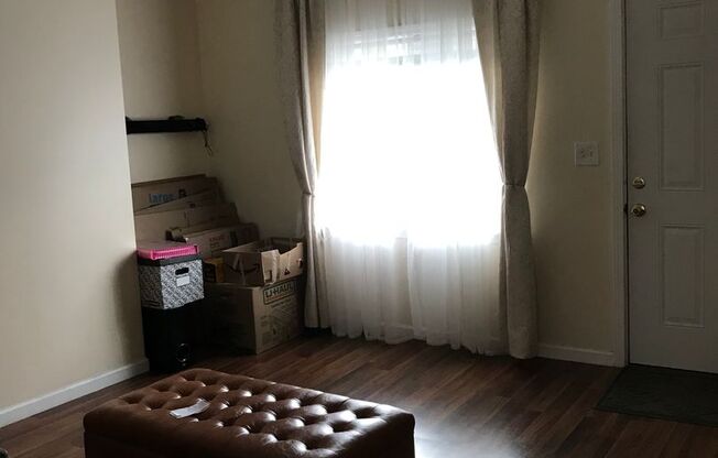 2 beds, 1 bath, $1,500, Unit 426 Greenfield Avenue - Detached