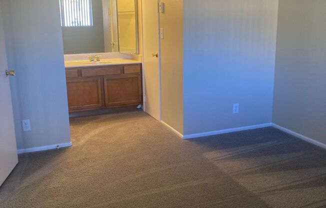 1 bed, 1 bath, 565 sqft, $999, Unit 215