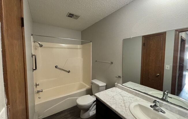 2 beds, 1 bath, $845, Unit 12